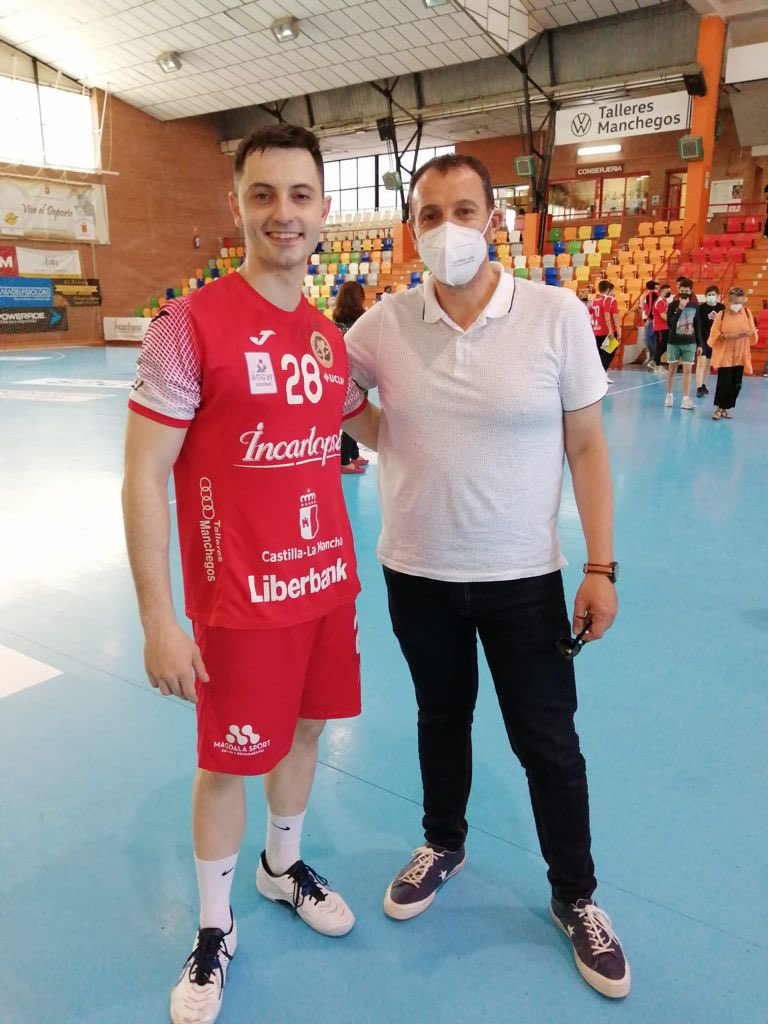 fbmclm's tweet photo. ¡El pasado sábado, el vicepresidente de la FBMCLM, Dimas García-Chicote, y el presidente del CTA, Juanjo Montes, entregaron el subcampeonato 🥈 del @BMCdadEncantada en #SegundaSM 🤾🏻!

👉🏼 Presenciaron en El Sargal 🏟 la victoria del equipo @ASOBAL vs @CDBidasoaIrun

#️⃣ #TeamCLM 🛡 https://t.co/RzsAnMqYOO