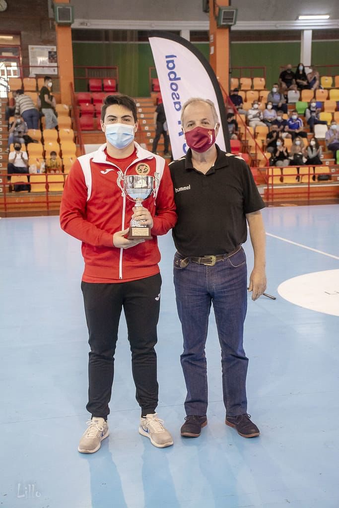 fbmclm's tweet photo. ¡El pasado sábado, el vicepresidente de la FBMCLM, Dimas García-Chicote, y el presidente del CTA, Juanjo Montes, entregaron el subcampeonato 🥈 del @BMCdadEncantada en #SegundaSM 🤾🏻!

👉🏼 Presenciaron en El Sargal 🏟 la victoria del equipo @ASOBAL vs @CDBidasoaIrun

#️⃣ #TeamCLM 🛡 https://t.co/RzsAnMqYOO