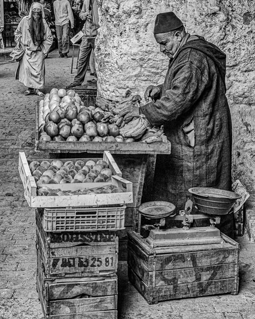 Selling fruit in the #fèsmédina 

.
.
.
.
#blackandwhite #blackandwhitephoto #blackandwhitephotos #blackandwhiteonly #instablackandwhite #blackandwhitephotography #blackandwhiteart #instaBlacdkandwhite #photooftheday #Morocco #igMorocco #igFez #igFes instagr.am/p/CPS1Apjpxne/