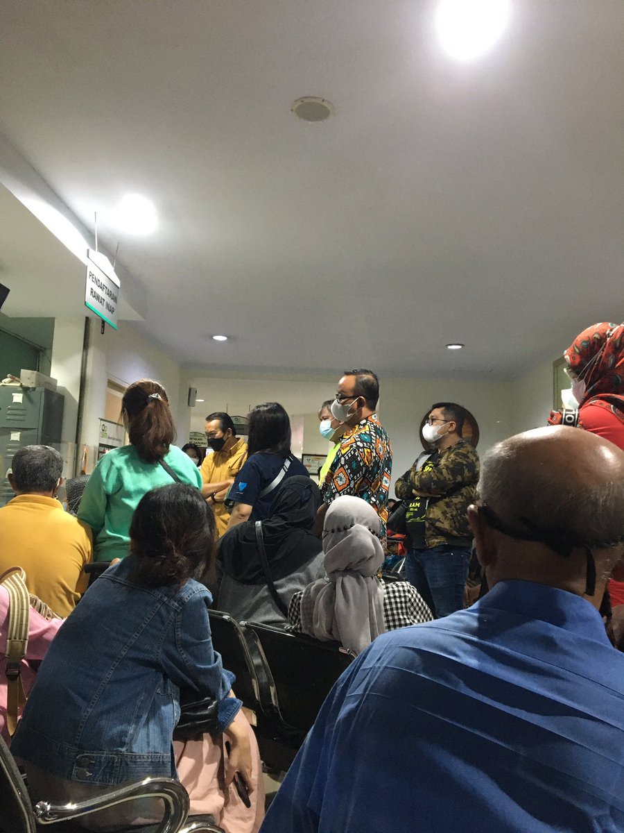 Rumah Sakit pun berjubel
Pasien antre .
Bisa” jam 00.00 dapet giliran . 😥
Eeeh ternyata bsk libur thoo.  Slamat malam
Salam sehat selalu
Gaak ada kopi disini.
Aseeem 😂🤭