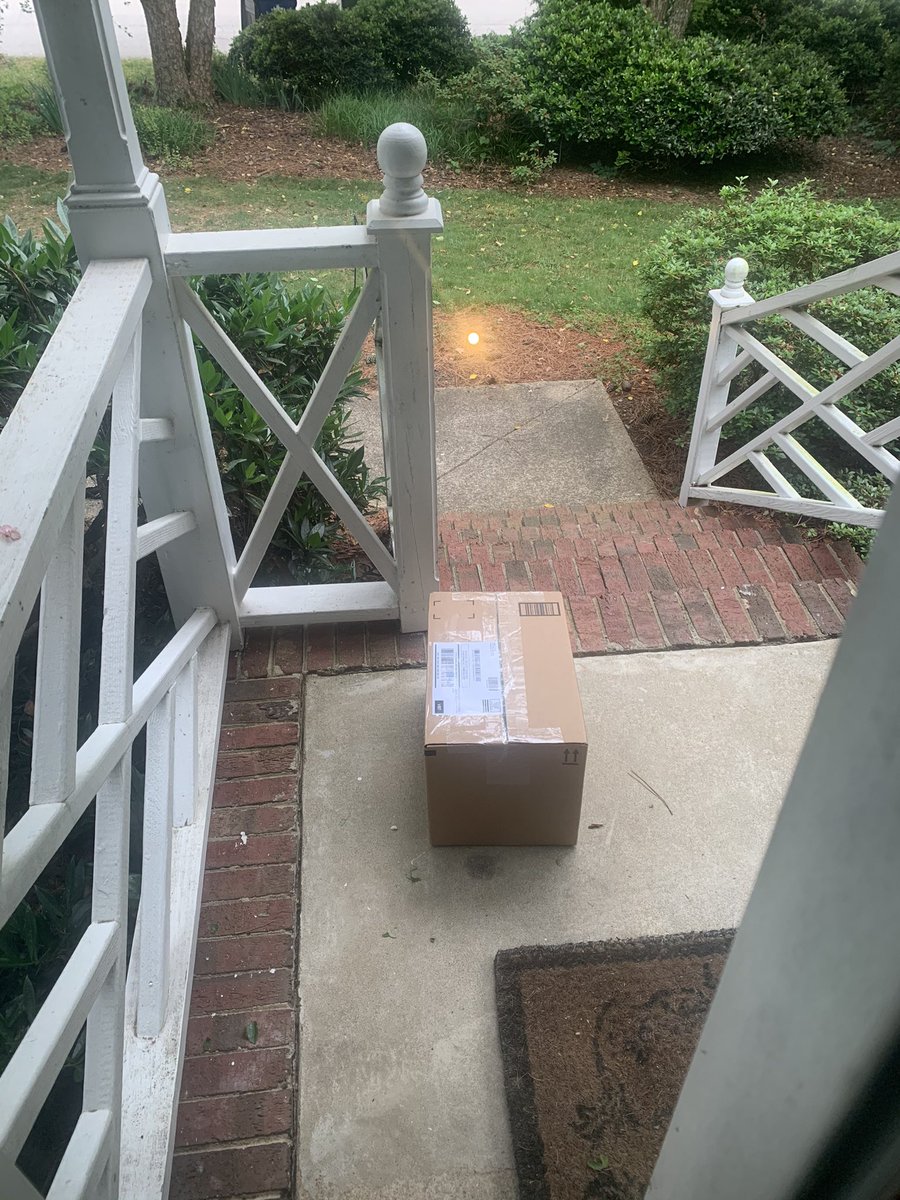 abbeyjoytemple's tweet photo. @USPSHelp why did I get a confirmation email that my package was picked up when it’s still sitting here? https://t.co/VIBkaBdzfm