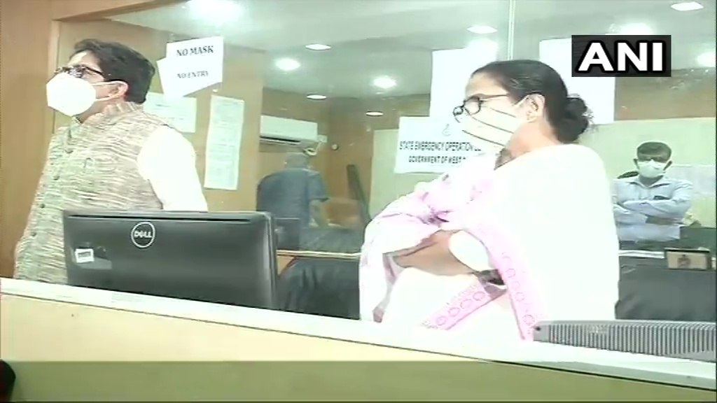 CNBCTV18News's tweet photo. #WestBengal Chief Minister Mamata Banerjee visited Kolkata's control centre for #CycloneYaas to inspect the preparations in place.

The cyclone is expected to make landfall by noon tomorrow

📷: ANI

@MamataOfficial @NDRFHQ @Indiametdept #Cyclone #Kolkata #BengalCyclone https://t.co/r8rWTSFtbo