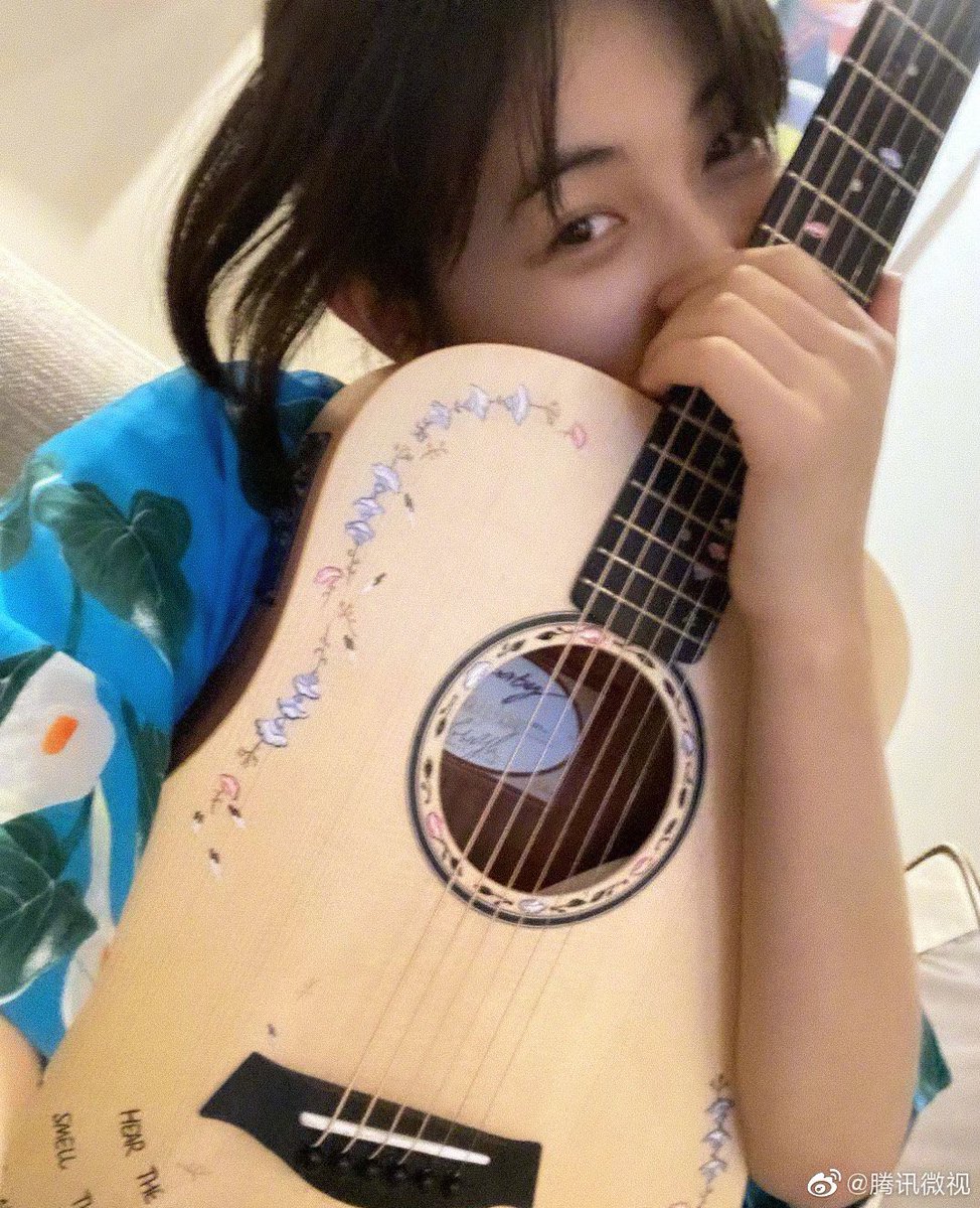 OuyangnanaTH's tweet photo. จางจื่อเฟิงโพสเว่ยป๋อคู่กับกีตาร์ น้องกำลังหัดเล่นแบบเจี่ยใช่ไหมลูก ต้องมาอวดกันสักวันแล้วน๊า
#OuyangNana #Zifeng https://t.co/9wog9F2owG