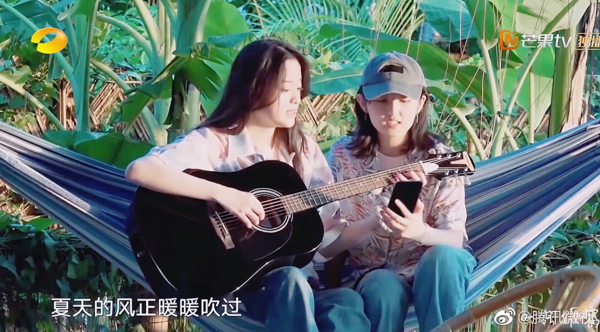 OuyangnanaTH's tweet photo. จางจื่อเฟิงโพสเว่ยป๋อคู่กับกีตาร์ น้องกำลังหัดเล่นแบบเจี่ยใช่ไหมลูก ต้องมาอวดกันสักวันแล้วน๊า
#OuyangNana #Zifeng https://t.co/9wog9F2owG