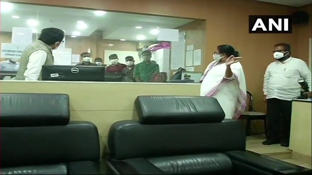 CNBCTV18News's tweet photo. #WestBengal Chief Minister Mamata Banerjee visited Kolkata's control centre for #CycloneYaas to inspect the preparations in place.

The cyclone is expected to make landfall by noon tomorrow

📷: ANI

@MamataOfficial @NDRFHQ @Indiametdept #Cyclone #Kolkata #BengalCyclone https://t.co/r8rWTSFtbo