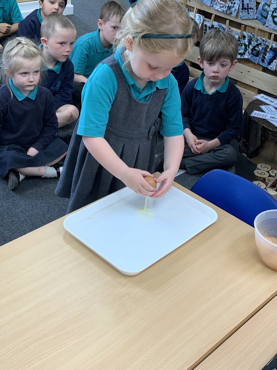 BoughtonHeath's tweet photo. What are Reception doing this afternoon ? #scienceweek #changingstate https://t.co/VssUxEX3rO