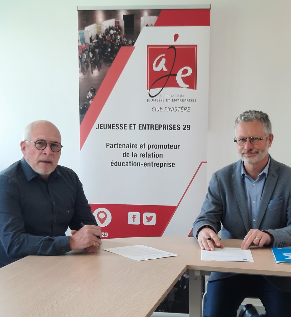 AJE 29 (@clubaje29) on Twitter photo Paul Puech, Président de l'AJE FinistÚre a signé ce matin une convention de partenariat avec Gilles Bertrand, Directeur Régional de la Banque Populaire du Grand Ouest.
<a href="/bpgrandouest/">Banque Populaire Grand Ouest</a> s'engage pour aider les #jeunes à mieux connaßtre les #metiers et le monde de l'#entreprises Paul Puech, Président de l'AJE FinistÚre a signé ce matin une convention de partenariat avec Gilles Bertrand, Directeur Régional de la Banque Populaire du Grand Ouest.
<a href="/bpgrandouest/">Banque Populaire Grand Ouest</a> s'engage pour aider les #jeunes Ă mieux connaĂźtre les #metiers et le monde de l'#entreprises