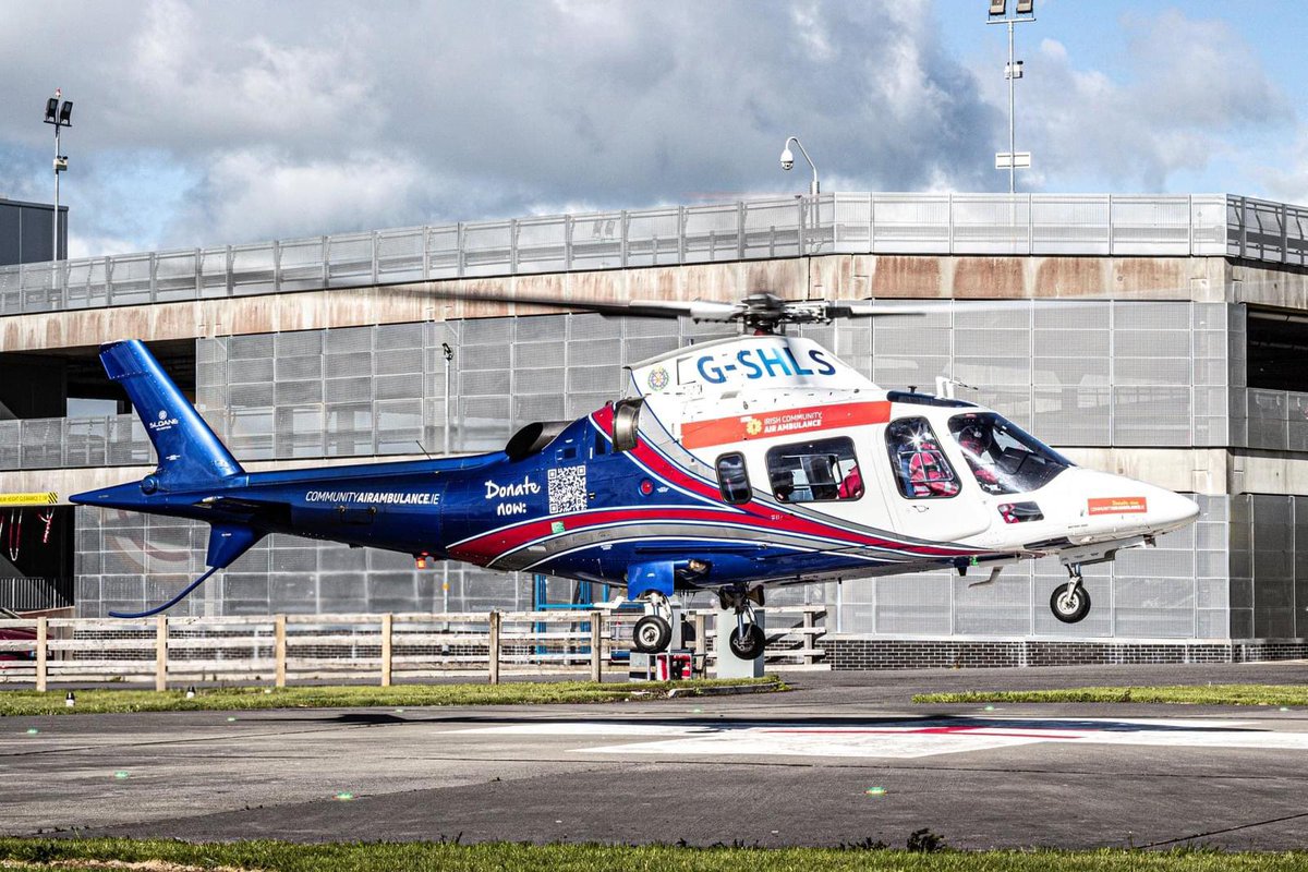 CRITICALcharity's tweet image. Pictured here is #HeliMed92 crew leaving #UniversityHospitalGalway following a patient transfer. Our skilled @AmbulanceNAS medical
crew will determine where to transfer based on the patients needs &amp;amp; can do so in under 30minutes. 

Photo: David McGrath, Galway Helicopter Movements