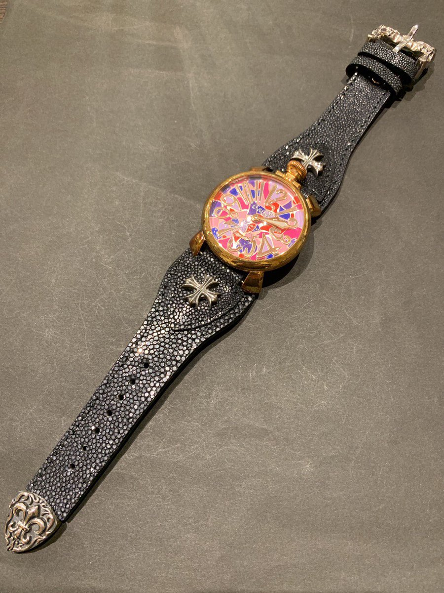 SILVERBOX__OKA's tweet image. 【お客様カスタム】
メタリスのウォッチブレスのベルト部分とお客様の持ち込みのガガミラノの文字盤をカスタムした豪華な時計です✨
メタリスのスティングレイの皮とガガミラノの文字盤の組み合わせがゴツカッコイイですね👍
他にもブランド時計のベルト部分の合わせも承っております🥰 
 #SilverBox