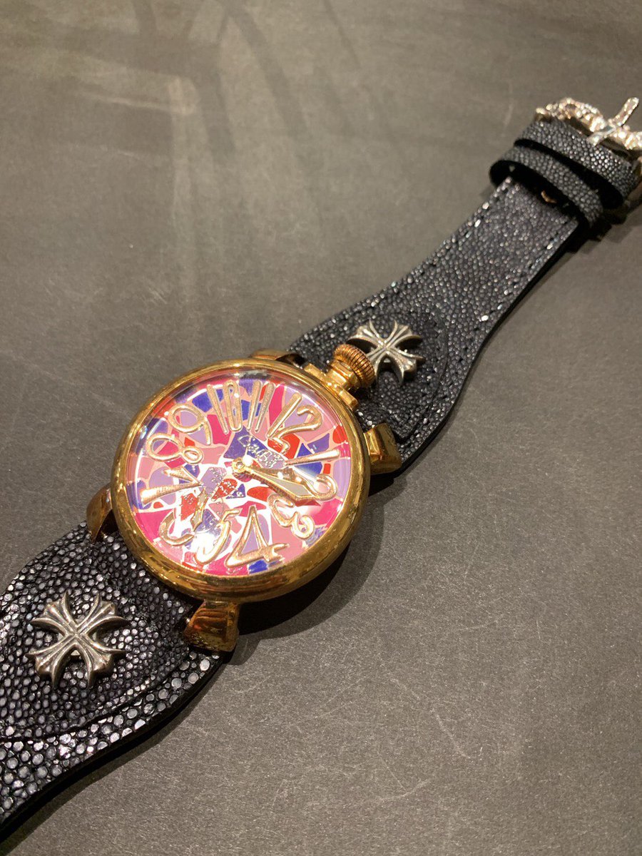 SILVERBOX__OKA's tweet image. 【お客様カスタム】
メタリスのウォッチブレスのベルト部分とお客様の持ち込みのガガミラノの文字盤をカスタムした豪華な時計です✨
メタリスのスティングレイの皮とガガミラノの文字盤の組み合わせがゴツカッコイイですね👍
他にもブランド時計のベルト部分の合わせも承っております🥰 
 #SilverBox