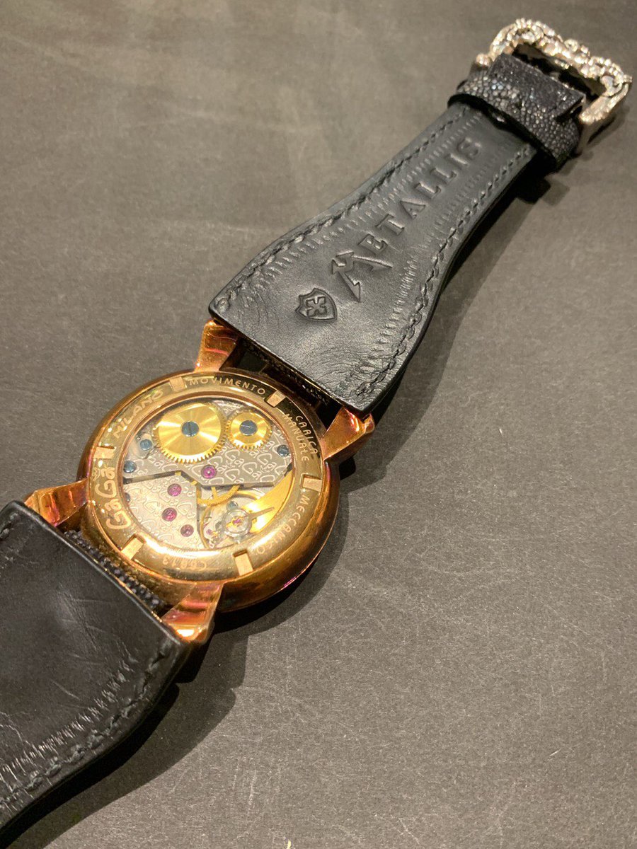 SILVERBOX__OKA's tweet image. 【お客様カスタム】
メタリスのウォッチブレスのベルト部分とお客様の持ち込みのガガミラノの文字盤をカスタムした豪華な時計です✨
メタリスのスティングレイの皮とガガミラノの文字盤の組み合わせがゴツカッコイイですね👍
他にもブランド時計のベルト部分の合わせも承っております🥰 
 #SilverBox