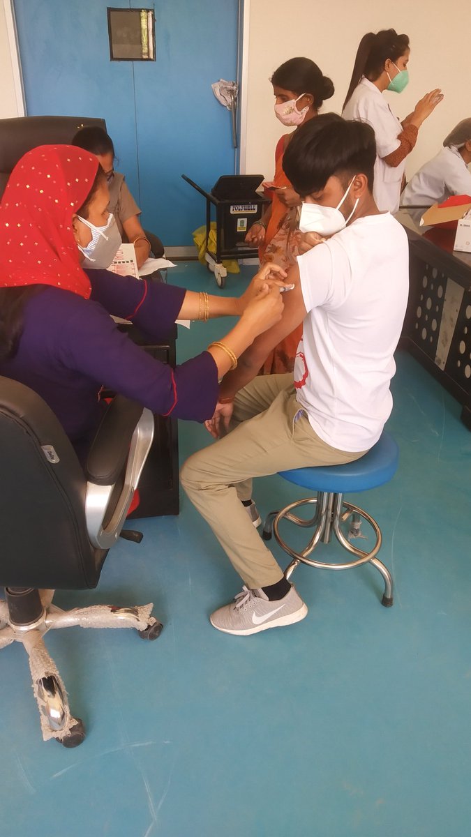 ChhoteChhavilal's tweet image. I Got Vaccinated. 💉
You too get ASAP. Let's fight back together. 💪🏻

#1stdosecovid19vaccine  #6te💓 #jharkhand_se_hai  #Godda #vaccinationdone✔️ #vaccine #vaccinated #CovishieldVaccine #COVID19 #COVID19India