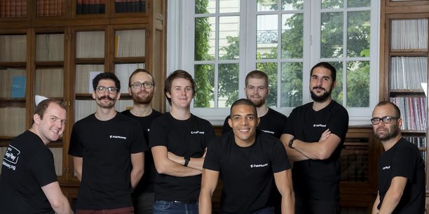 👨‍👨‍👧‍👦 La startup <a href="/fairmoney_ng/">FairMoney Microfinance Bank</a> vous connaissez ?

Une des startups fintech française qui cartonne le plus à l'international !

On va décrypter son parcours à 12h30 sûr #Clubhouse 👋

On va refaire le match de l'investissement avec @augustinsayer 

linkedin.com/feed/update/ur…