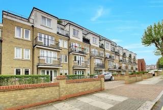 1 Bed Apartment, £352 PW, Malvern Road, Queens Park, NW6 5AT, contact 0207 372 3685 for info.