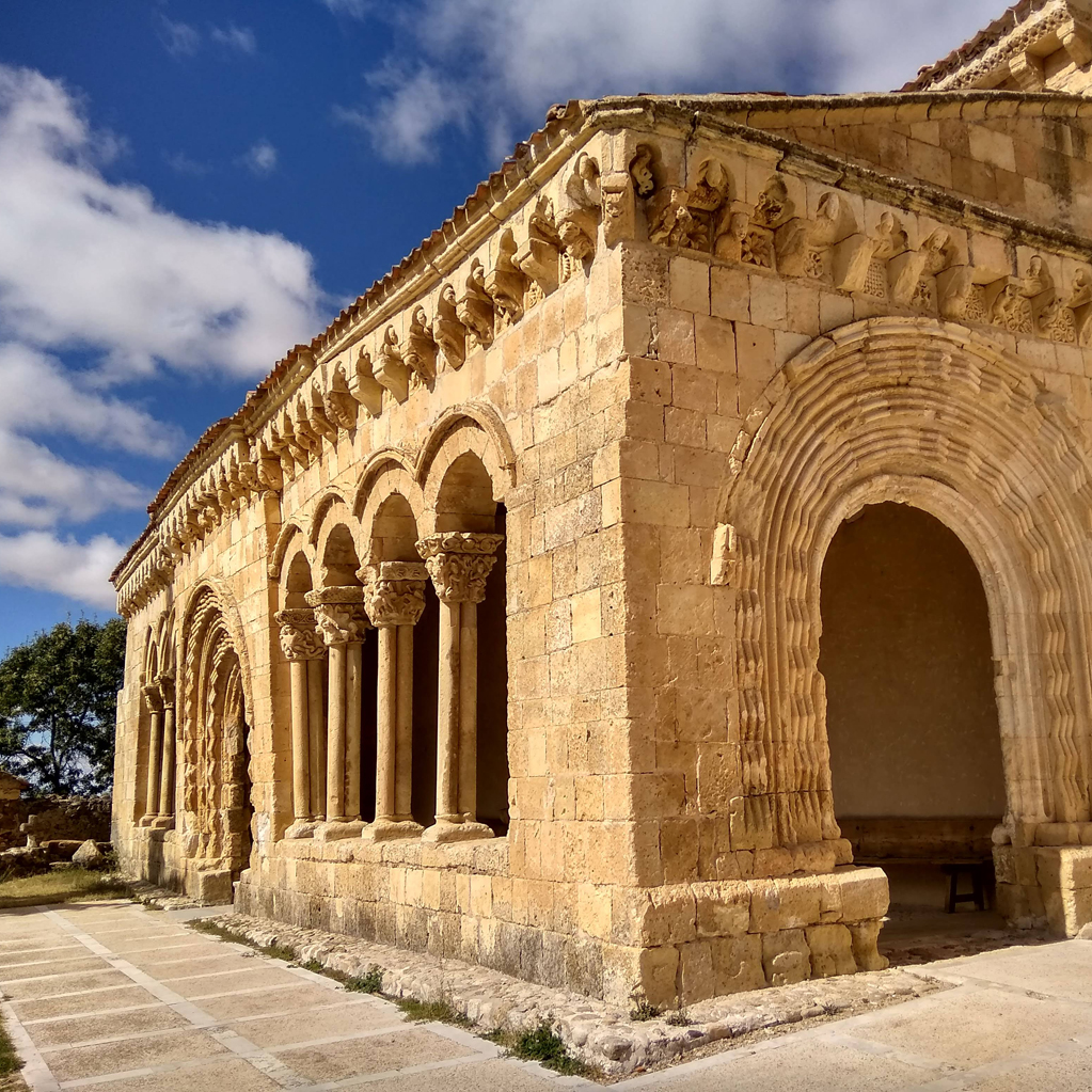 Segoviabuenplan's tweet photo. ¿Es posible que todavía no conozcas la iglesia de San Miguel de Sotosalbos? Es una de las joyas del románico español (XII-XIII). Sotosalbos es un pueblo con mucho encanto en la falda de Guadarrama, a pocos kms. de #Segovia capital. https://t.co/f0jdEPzFJM https://t.co/Zo26C6kReM