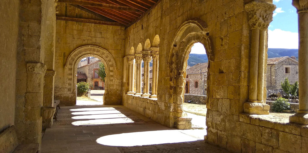 Segoviabuenplan's tweet photo. ¿Es posible que todavía no conozcas la iglesia de San Miguel de Sotosalbos? Es una de las joyas del románico español (XII-XIII). Sotosalbos es un pueblo con mucho encanto en la falda de Guadarrama, a pocos kms. de #Segovia capital. https://t.co/f0jdEPzFJM https://t.co/Zo26C6kReM