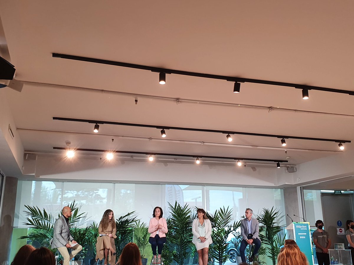 FaconautoWoman's tweet photo. 🗣️Coloquio de #PremiosMotorMH: "Movilidad sostenible: accesible para todos".
🔸 Luis Miguel Álvarez (@Bridgestone_H)
🔸 Leticia Feria (@Reale_Seguros)
🔸 @AGarcia_ANFAC (@AnfacAutomovil)
🔸Isabel del Olmo (@IDAEenergia) https://t.co/JRGsh92IcY