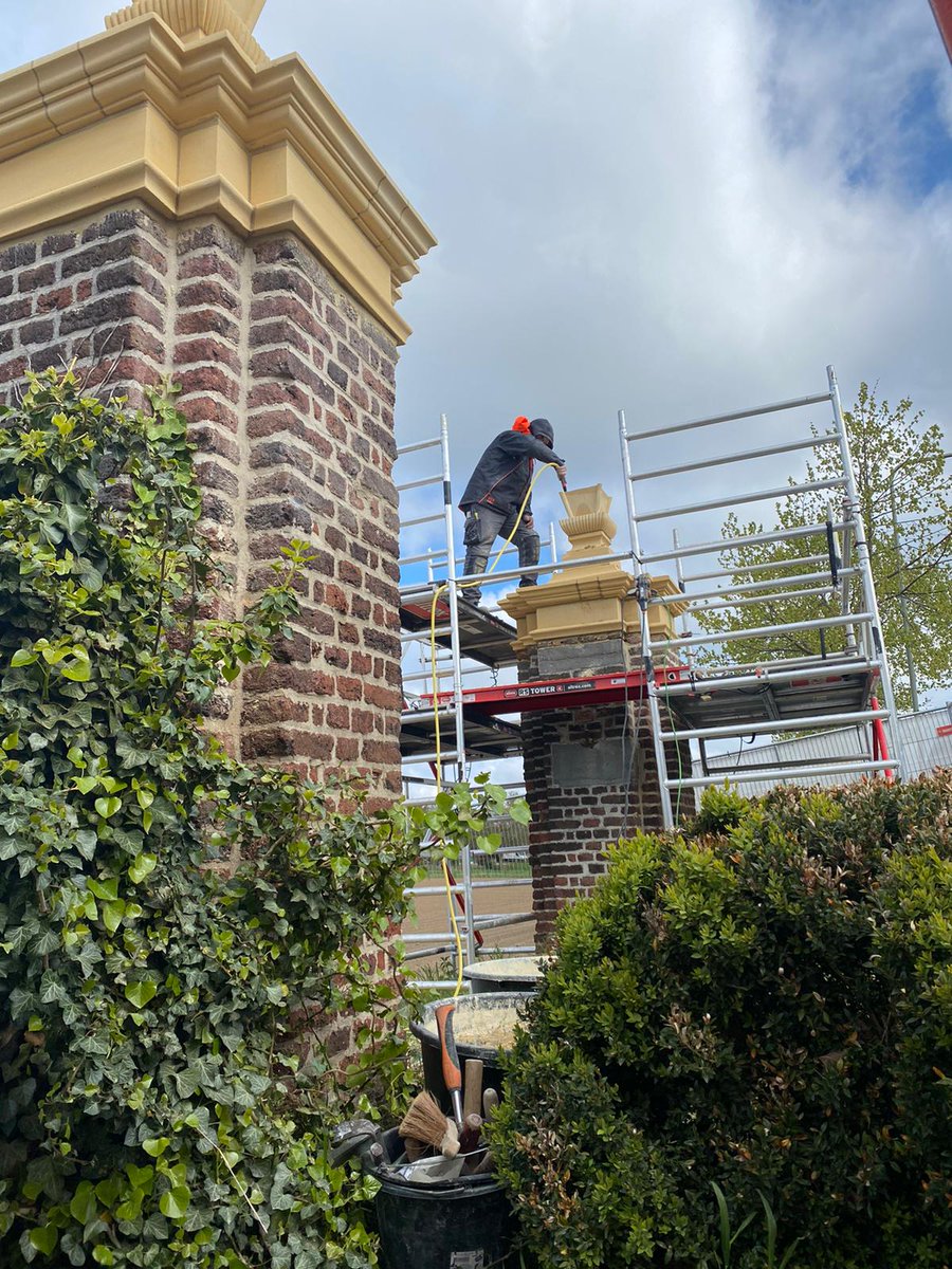 Als kroon op het werk zijn onlangs twee nieuwe vazen bovenop de herstelde pilaren van kasteel #Geulle geplaatst. Gloednieuw, maar met oog voor de geschiedenis die ligt opgeborgen in deze ingang. Letterlijk en figuurlijk, want in een van de pilasters zit ook een tijdcapsule.