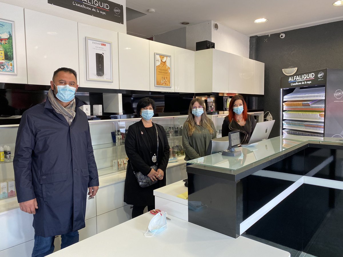 VilleMaubeuge's tweet photo. 👉 Félicitations à Charlène Lejeune qui reprend le commerce de cigarettes électroniques #Aromizer, situé place des Nations !
👍 Sur place, cigarettes électroniques à usage unique, rechargeables, pléthore de saveurs...
#moncommerçantmaubeugeois https://t.co/7PKjO4nGmM