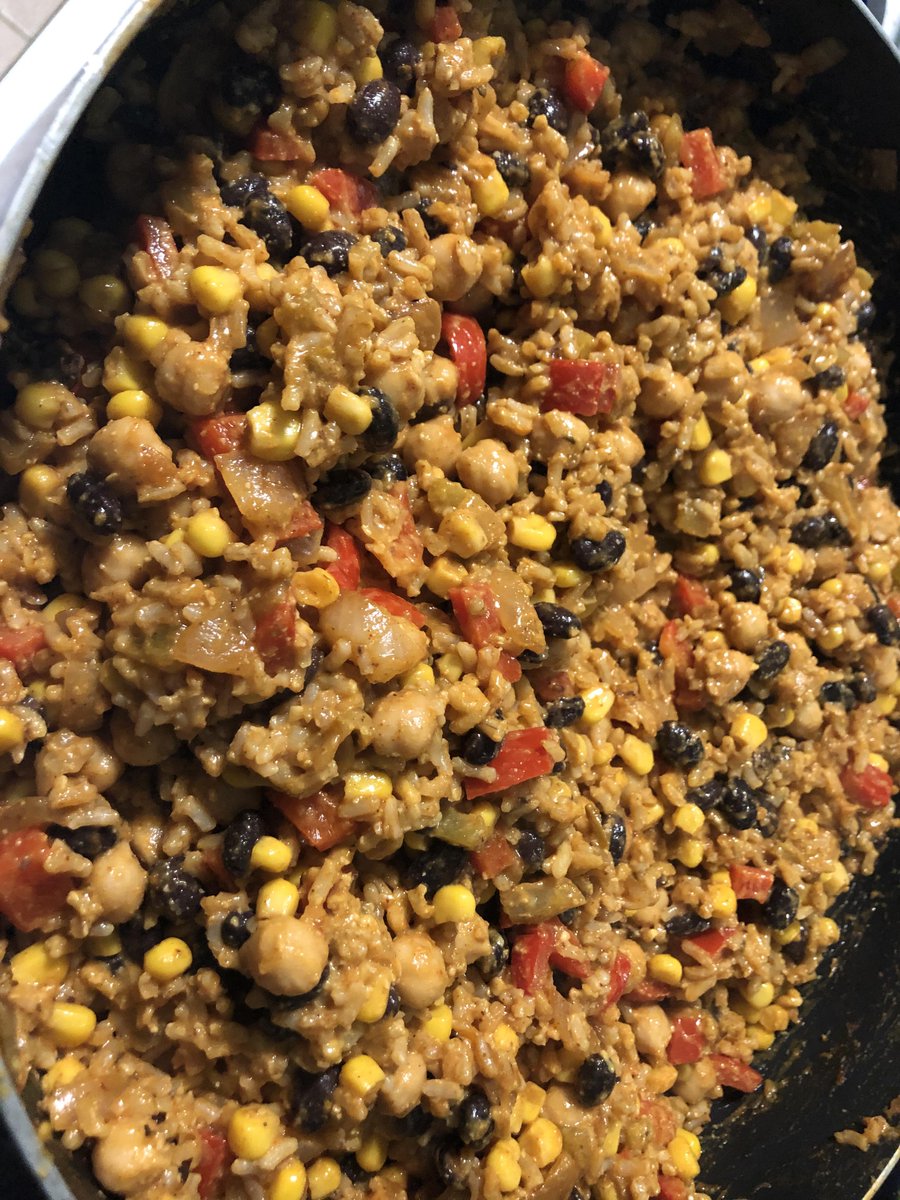 vegancook101's tweet photo. My go-to vegan dish. Mexican skillet with homemade vegan nacho cheese sauce https://t.co/PL8Q68CHFp https://t.co/A3Azg44KFC