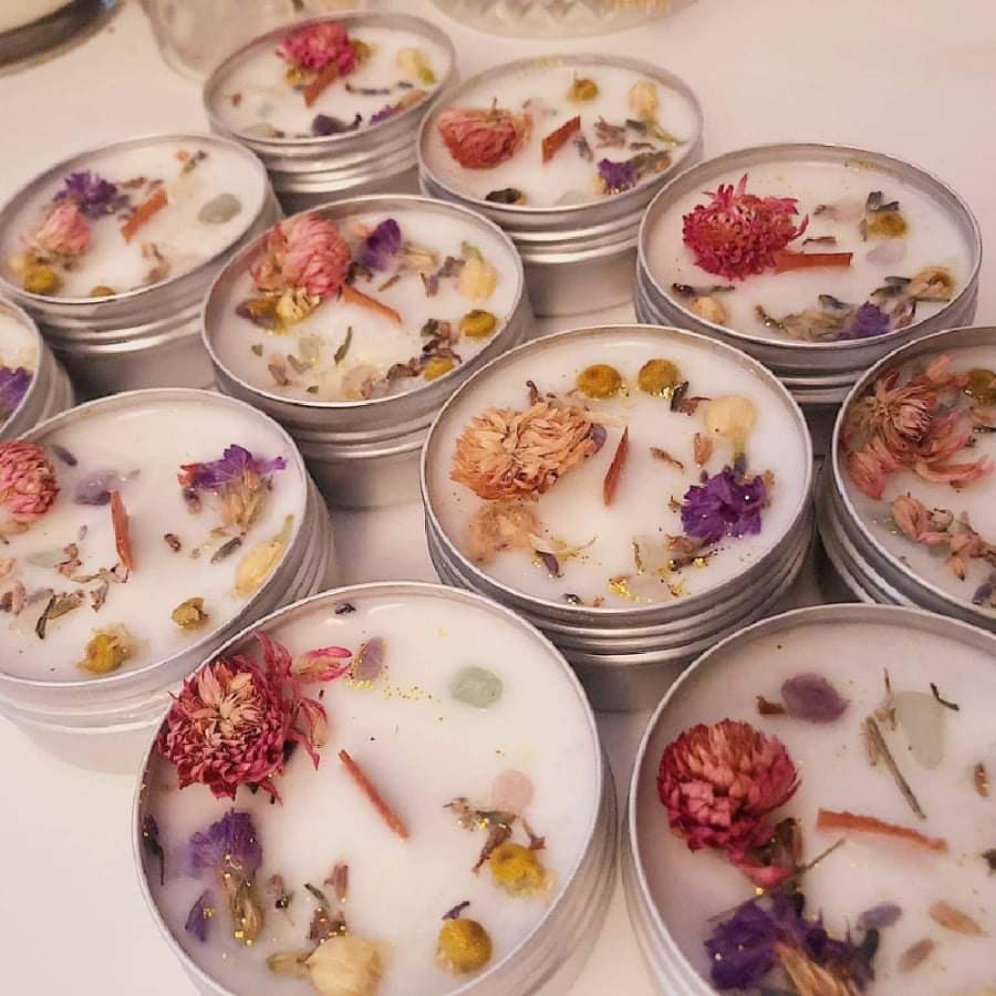 TheGoodWick's tweet image. Romantic florals and magical stones. That’s the promise we’ll deliver each time you buy our hand-poured candles🤍 #GetWICKed