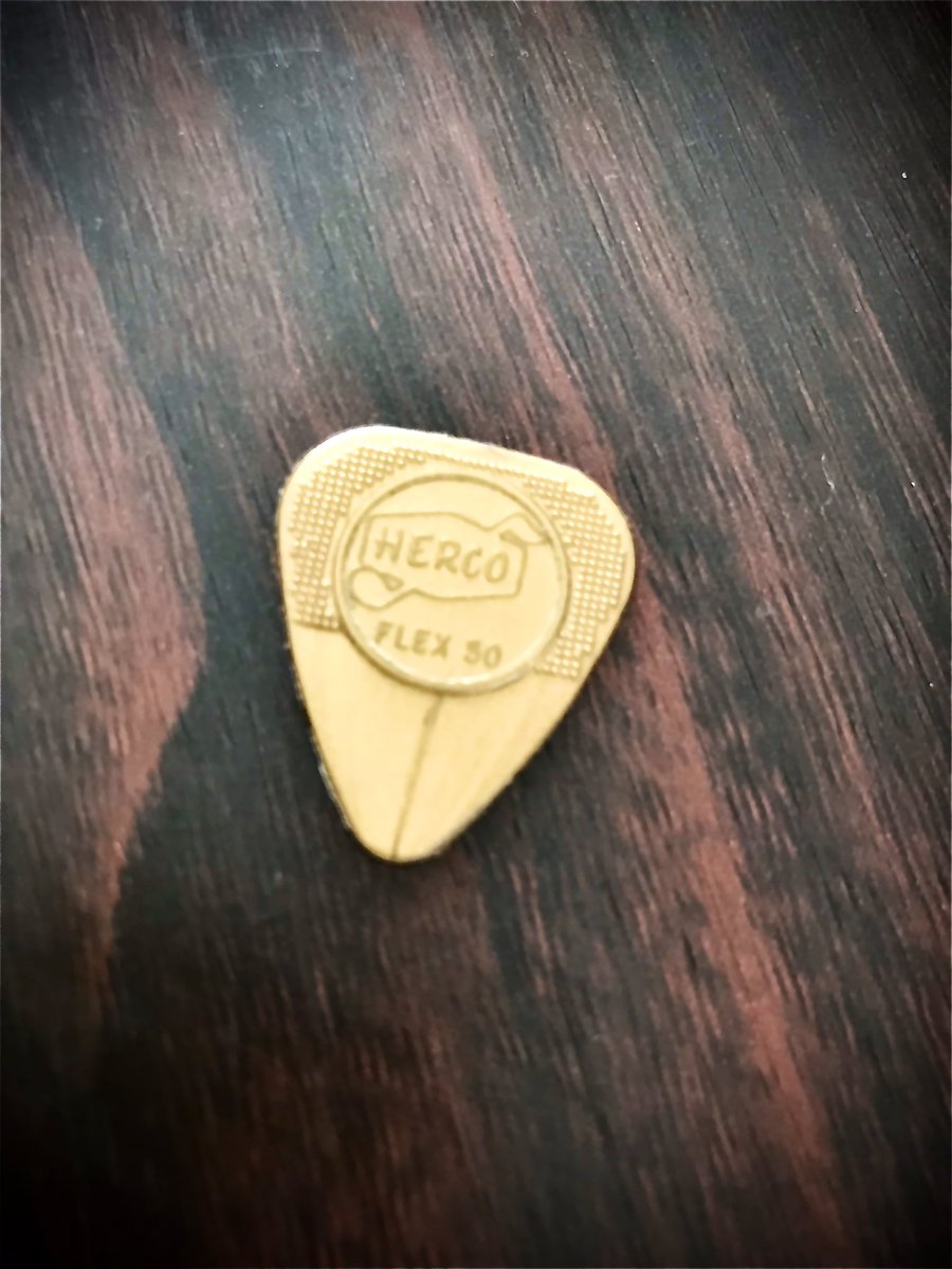ConstipatedBeck's tweet photo. ギター始めた時に買った複数の中にこの子はあって、それから10数年の間に他のもたくさん試したのだけど、おととし辺から戻ってきたというか…
この子の扱い方がわかってきた…?
って思ってます。
定番には定番の良さがありますね。
#HERCO #ピック #FLEX50 https://t.co/DMjlVFn88Y