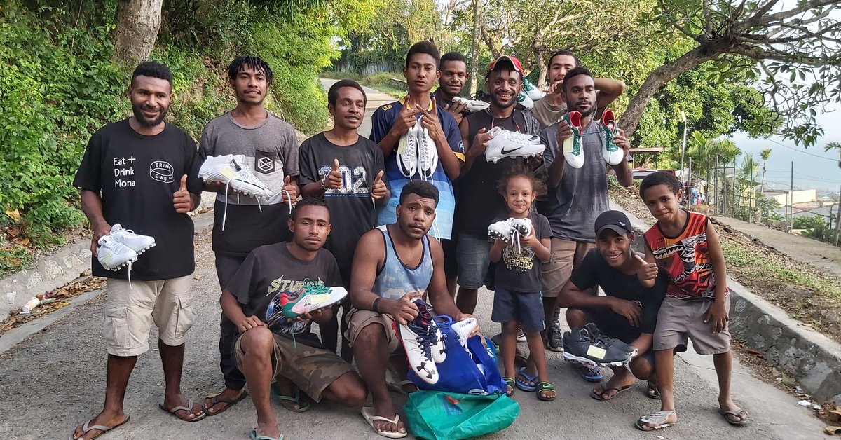 pngaff1's tweet photo. Football shoes being distributed to players from Badili. The pioneers of American Football here in PNG.
.
.
#AmericanFootball #Devlopment #Pngaff
πππ΅π¬π΅π¬πͺπͺ
@USEmbassyPOM @IFAFMedia https://t.co/IjKjRynMYe