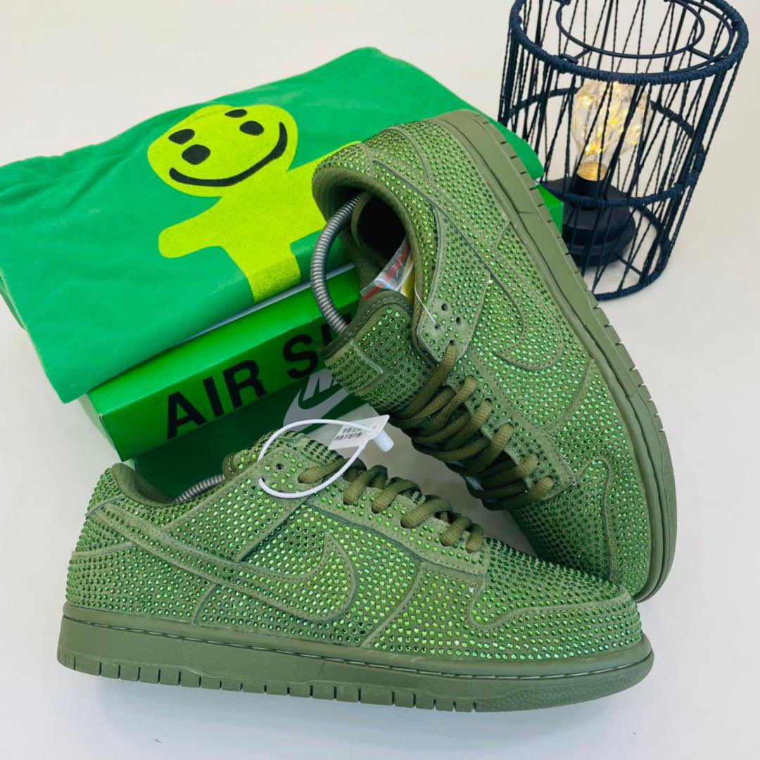 pluggedbygbk's tweet photo. Size: 40-45.
1st frame: 40,000 Naira.
2nd frame: 30,000 Naira.
Free pair of socks. 🧦 https://t.co/gmK6odbj9M