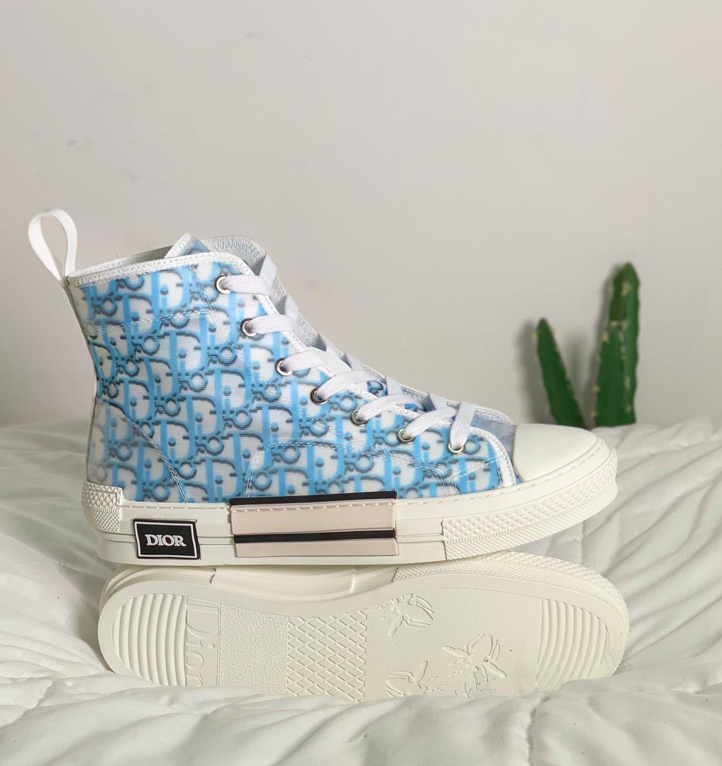 pluggedbygbk's tweet photo. Size: 40-45.
1st frame: 40,000 Naira.
2nd frame: 30,000 Naira.
Free pair of socks. 🧦 https://t.co/gmK6odbj9M