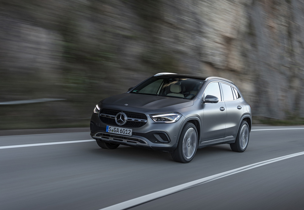 Throttle_Blips's tweet photo. 2021 @MercedesBenzInd GLA SUV launched in India. Available in petrol and diesel. Prices start from Rs. 42. 10 lakh. Locally assembled AMG GLA35 4Matic launched at Rs. 57.3 lakh. Prices are introductory and will increase from July 1st 2021 >> https://t.co/Sf0TRdYXE9 https://t.co/yl6A2BDRuK