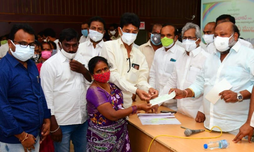 TRSHUZURABAD's tweet photo. కరీంనగర్ కలెక్టరేట్  ఆడిటరియంలో కల్యాణలక్ష్మి లభిదారులకు చెక్కులు ��ందచేస్తున్న మంత్రి శ్రీ గంగుల కమలాకర్ గారు
@GKamalakarTRS
@KTRTRS
@trsharish @trspartyonline @TRSTechCell #KalyanaLakshmi https://t.co/sAyNI0RhPT