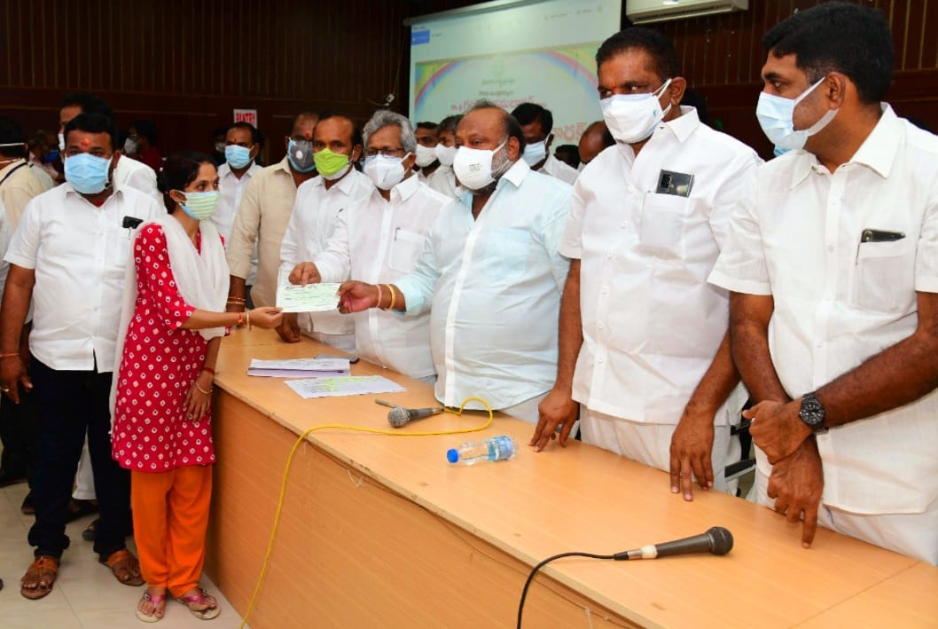 TRSHUZURABAD's tweet photo. కరీంనగర్ కలెక్టరేట్  ఆడిటరియంలో కల్యాణలక్ష్మి లభిదారులకు చెక్కులు ��ందచేస్తున్న మంత్రి శ్రీ గంగుల కమలాకర్ గారు
@GKamalakarTRS
@KTRTRS
@trsharish @trspartyonline @TRSTechCell #KalyanaLakshmi https://t.co/sAyNI0RhPT