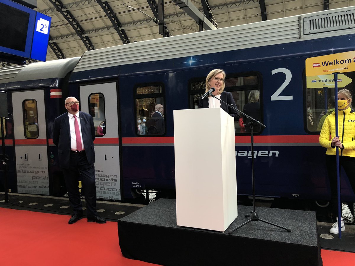 unsereOEBB's tweet photo. „Mit schnellen und guten Nachtzügen rückt Europa näher zusammen“ sagt @lgewessler beim Empfang des ersten #Nightjet in #Amsterdam 💚 https://t.co/Zo4q1cYpui