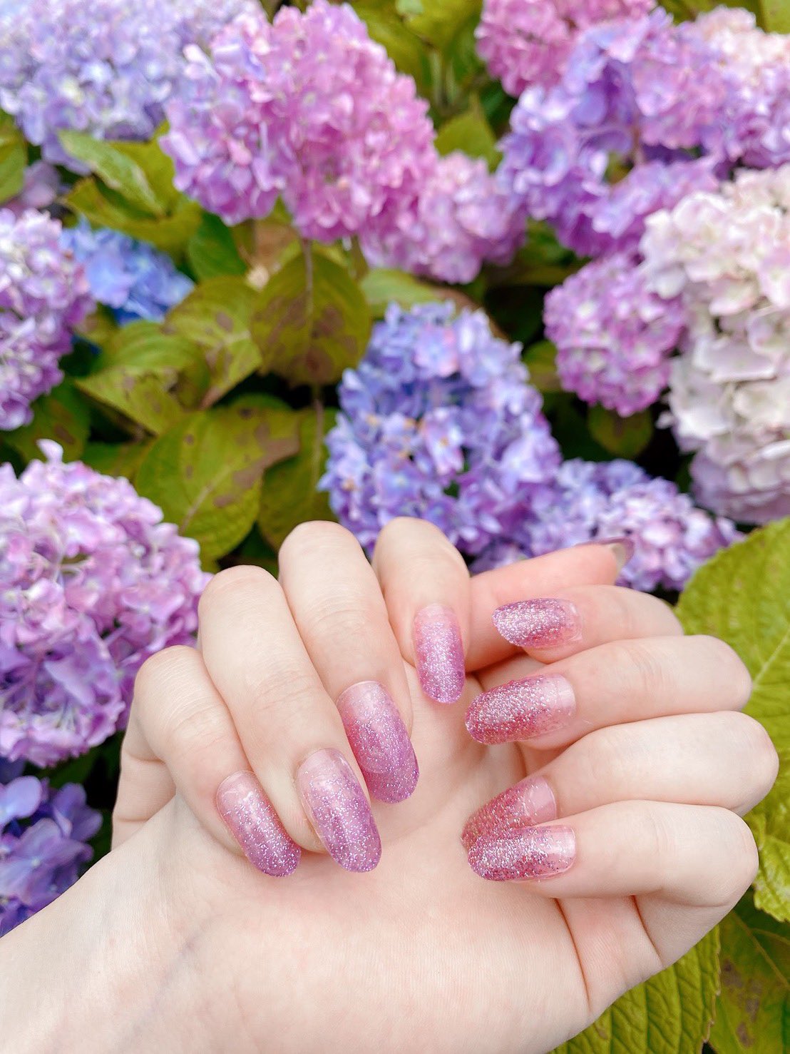 mjapan 公式 太陽光で色が変わるジェルネイルシール Ccporapora を使った紫陽花カラーのネイル No 09のシルバー パープルとno 15のゴールド レッドラメのシール 光にあたって色が変わる様子がまるで花が色づくようで素敵なんです ネイル