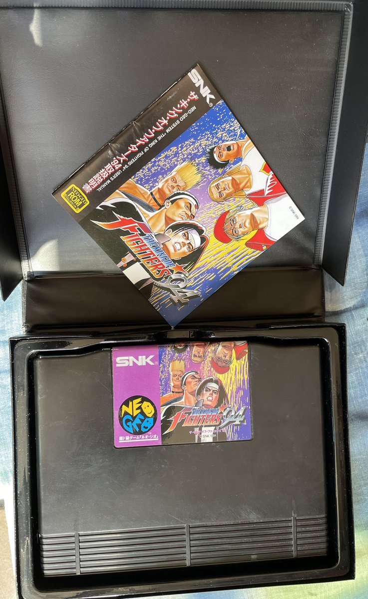 Ophilippos1's tweet image. #SNK #RetroGaminglife #RetroGaming nouvel arrivage pour ma #NeoGeoAES avec un peu de #BeatThemAll 👊on accueille #TheKingOfFighters94 😜😉Imposantes les cartouches #NeoGeo sinon on va découvrir la #PokemonMini chez @Arunotaku @ArunotakuTV ici youtu.be/TRfKOtyv57I