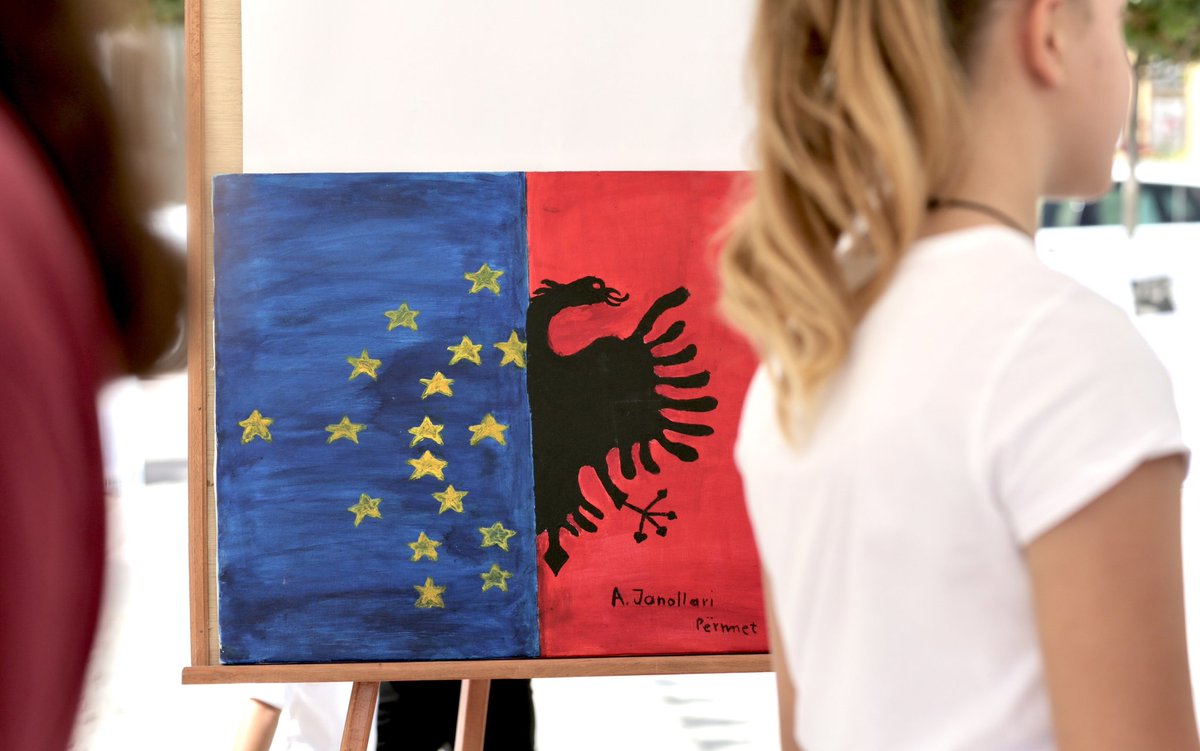 EUinAlbania's tweet photo. Hello from #Përmet 🇦🇱, the city of roses! The #EuropeWeeks2021🚍 is here🙂! Join us in the city centre to make a selfie with most popular bus in #Albania🇦🇱and to get informed on how the EU🇪🇺and its Member States are supporting Albania. https://t.co/Uj3UTiyuI3