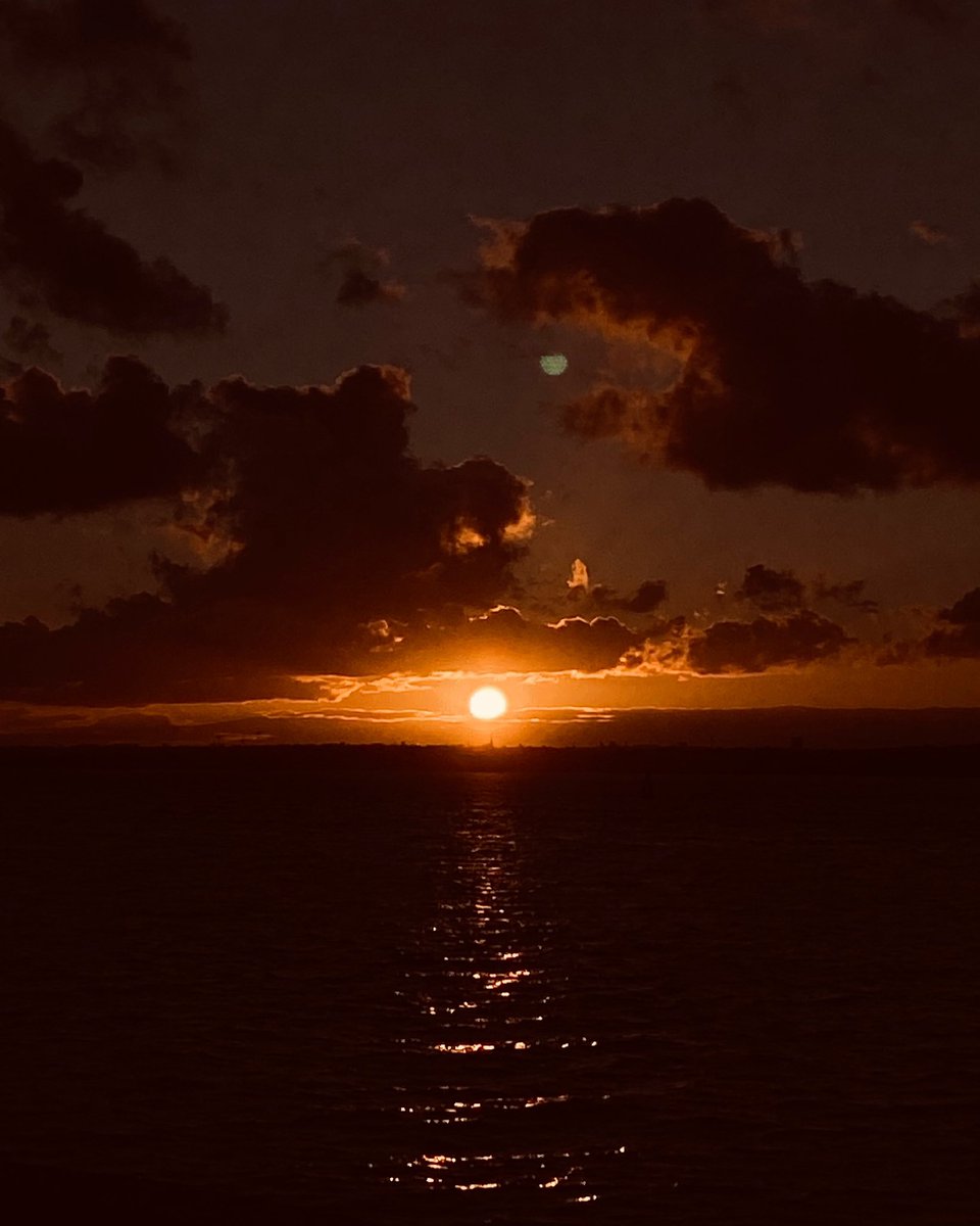 EGrec24's tweet photo. Sunset in Ireland 🇮🇪 #dublin #Ireland #sunset https://t.co/Blbmgjcjk5