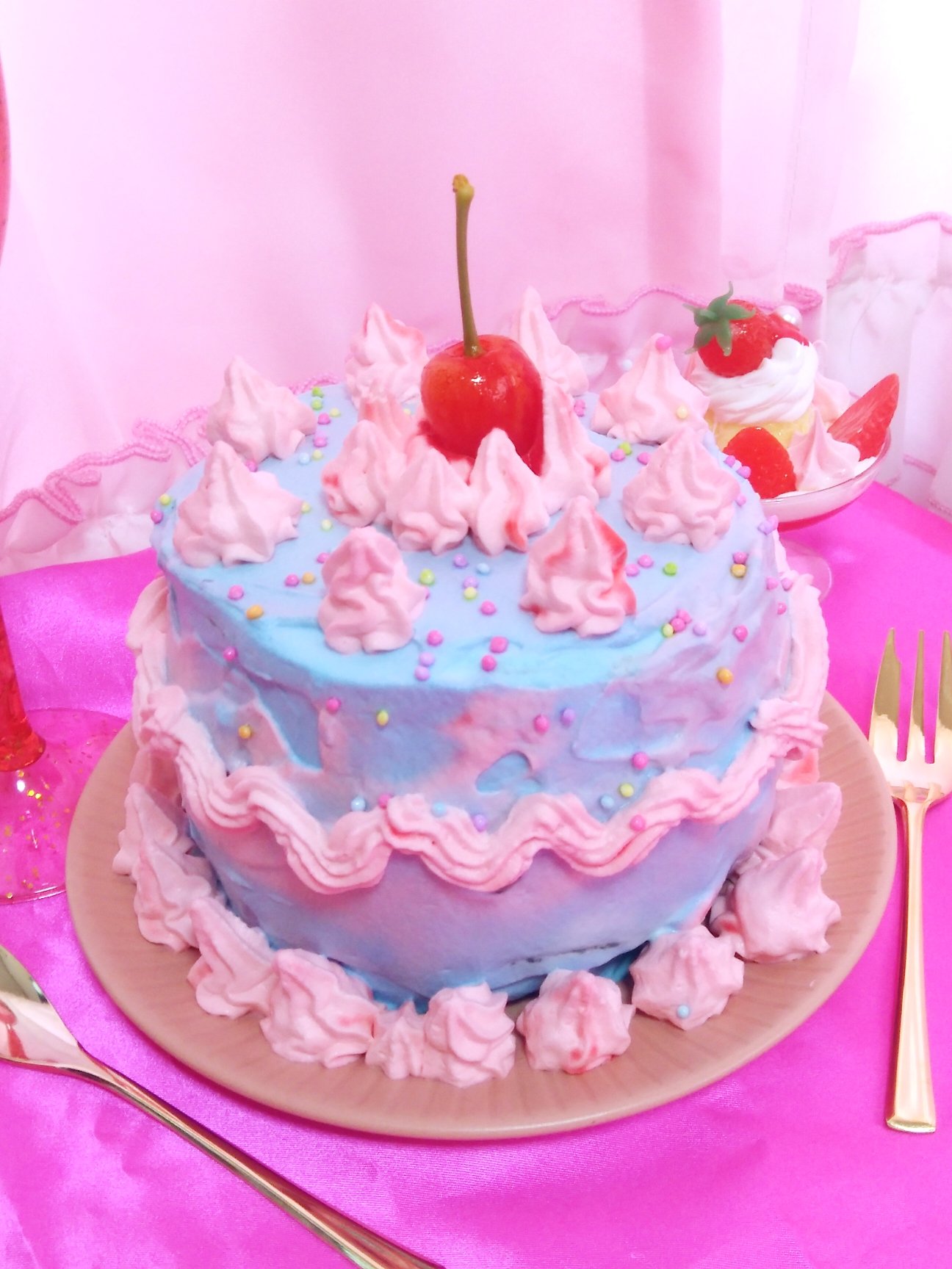 Himeno ピンクとブルーのメルヘンチックなケーキを作ってみました 手作りケーキ 手作りスイーツ ピンクと水色 チェリーケーキ さくらんぼ ケーキ カラフル ゆめかわいい メルヘンチック 女子力向上 女子力アップ かわいい食べ物 甘い物好き