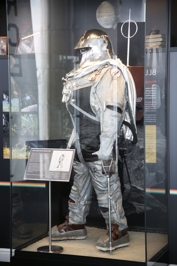 🐱ri-Warui on X: "just realized how much Kojima Productions' mascot Ludens  is based on the British Interplanetary Society Lunar Spacesuit (the first  serious attempt to design a spacesuit for the Moon)  https://t.co/cvZE24AdSS" /