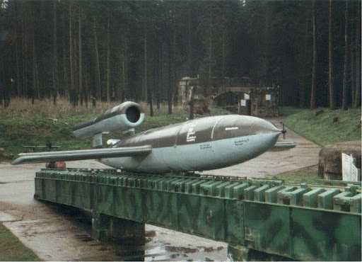 📢 L'évènement du jour : 

▶ Le 13 juin 1944, une V1  s'écrase dans l'estuaire de la Tamise.

▶ Les villes britanniques sont une nouvelle fois visées. On a affaire cette fois à une arme nouvelle : la bombe volante.