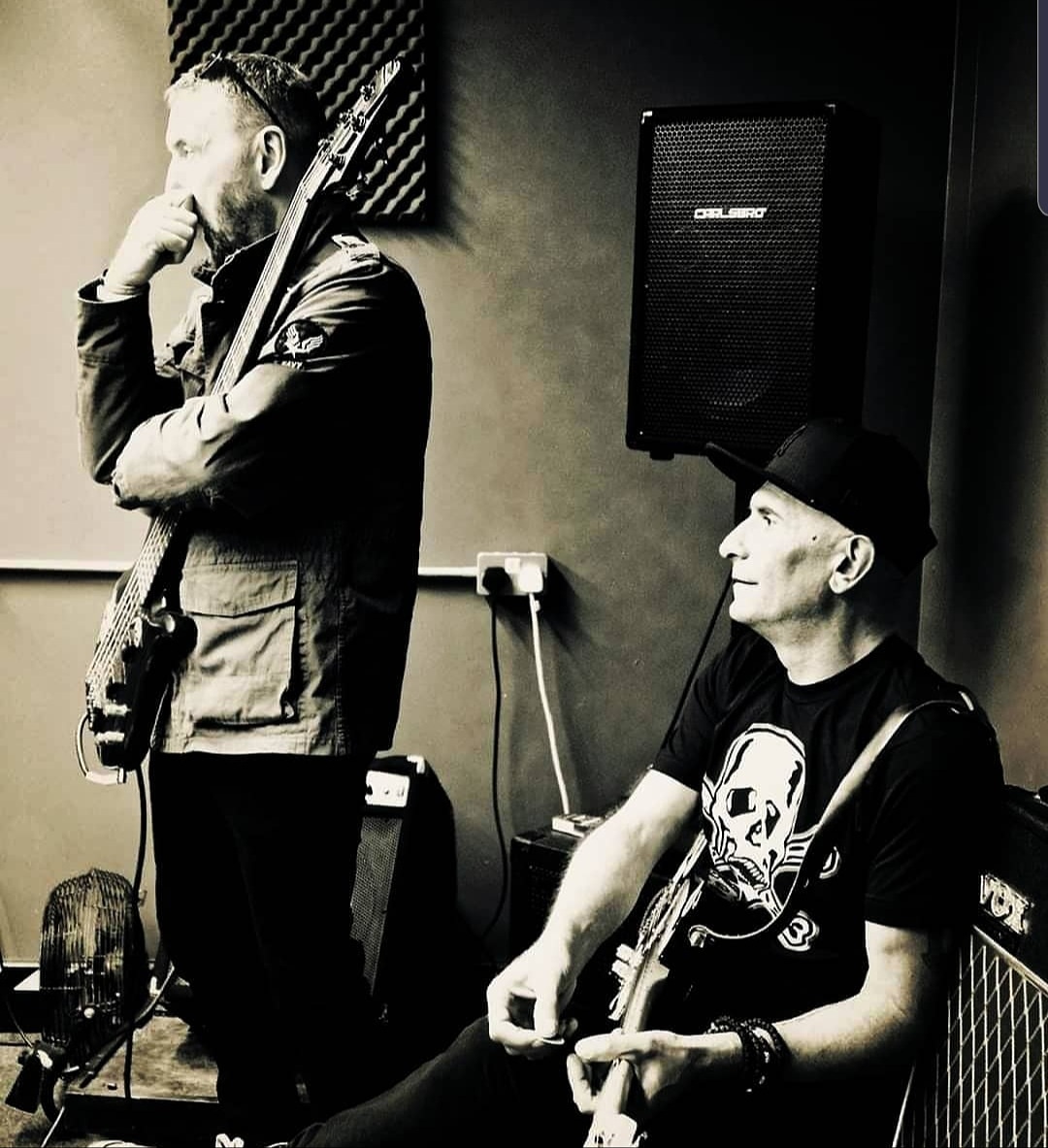 TheDownsetters's tweet photo. Is it verse, chorus, verse chorus, bridge, chorus ? or double chorus just before bridge ? #keepthisfrequencyclear #escapefromtheasylumhotel #lockdownbreakout #ska #mangorock #letsrockagain https://t.co/PXs4cFl0sY