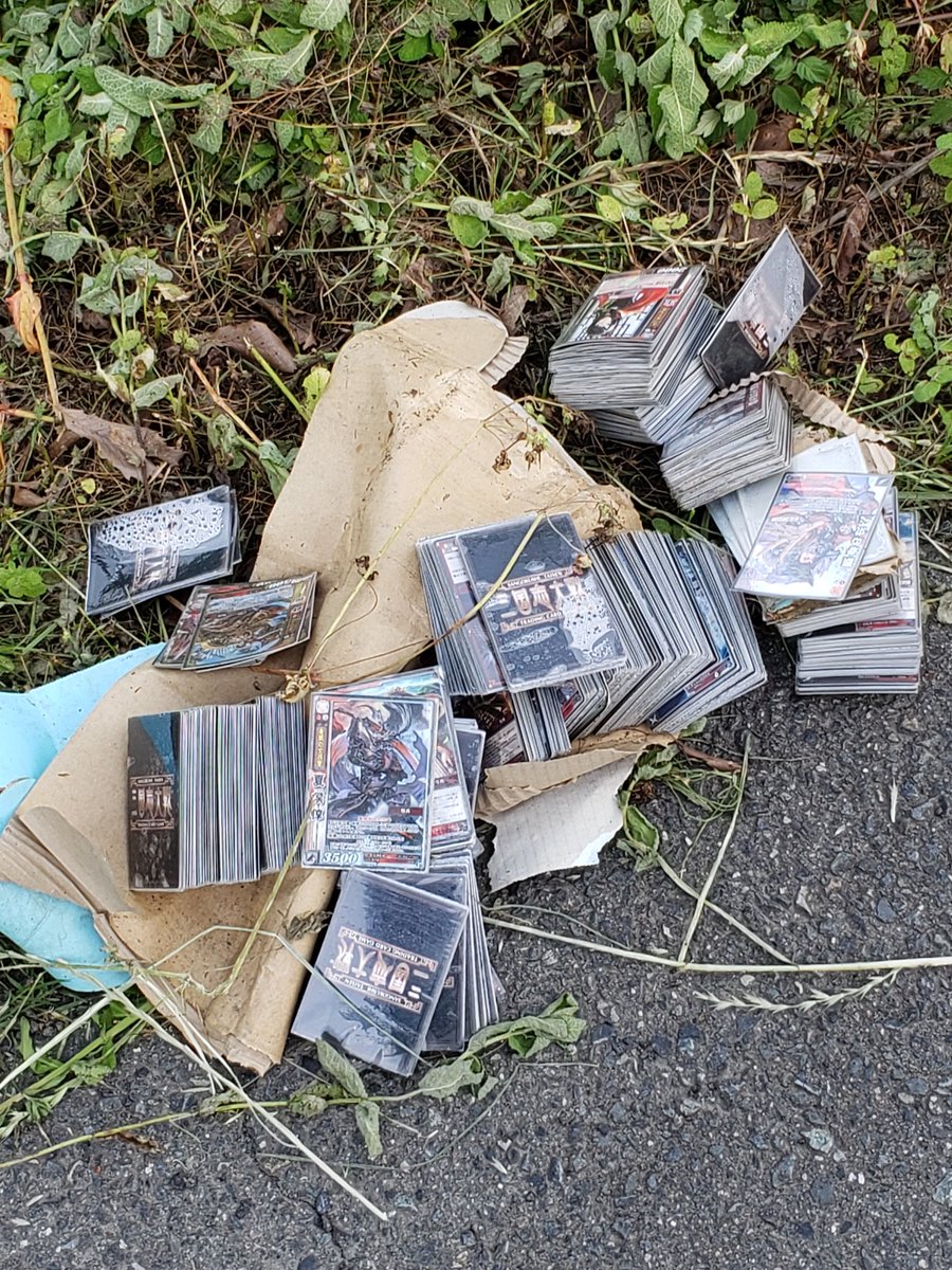 ゲームのカード落としちゃってる人おるやん Doveのイラスト