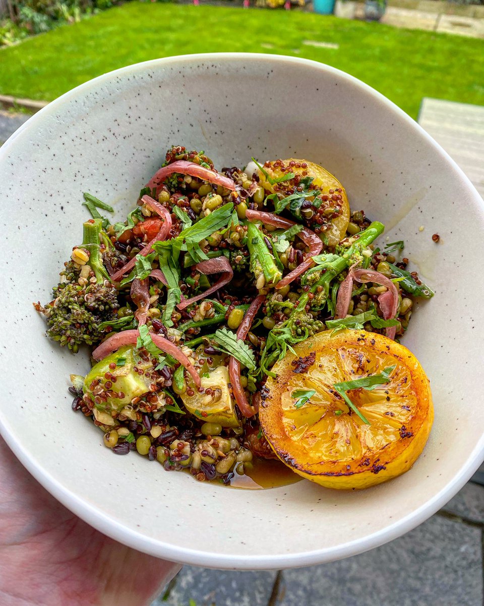 andylownslow's tweet photo. Last nights home eating. Wild black rice, red quinoa, mung beans, purple sprouting, pickled onion, heritage toms, coriander, parsley and chives with a soy, mirin and rice wine dressing. #mightyhealthy https://t.co/azTS5xvGcF