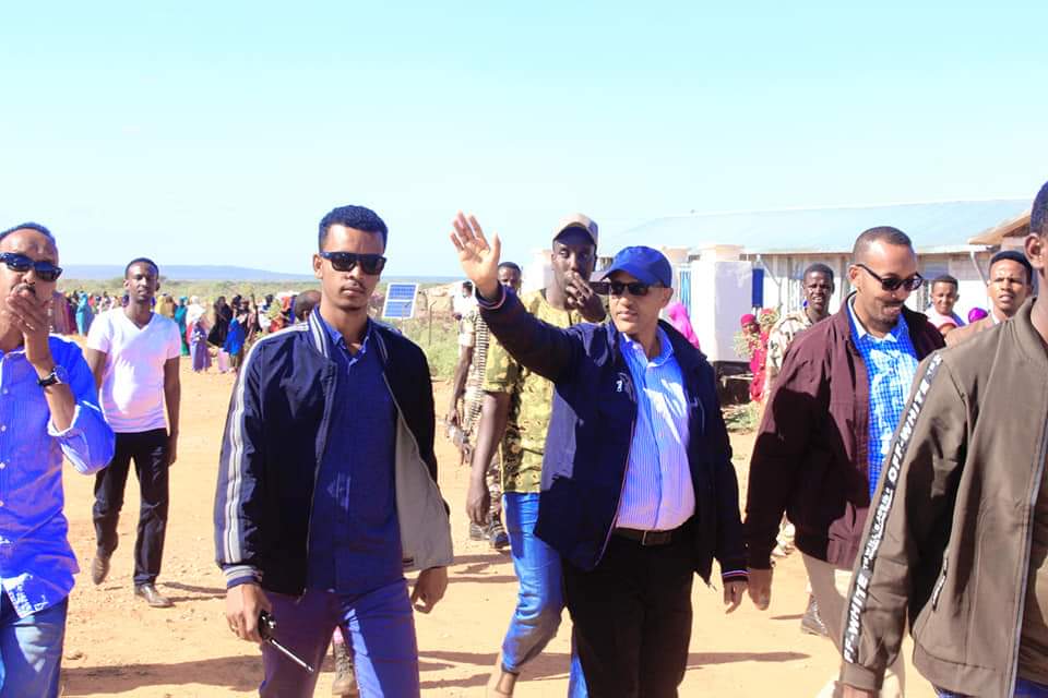 cunayee's tweet photo. Santarka #Qararo ee Degmada Danood Waxaa soo gaadhay Ceelkii Biyaha ee Horay Madaxwayne Mustafe Muxumed Cumar u Balan Qaaday.
The constituents of #DANOOD in Doolo province sincerely thank HE president #Mustaf on delivering promises made previously when visiting #Qararo #Heegale https://t.co/gLvbZDXpuy
