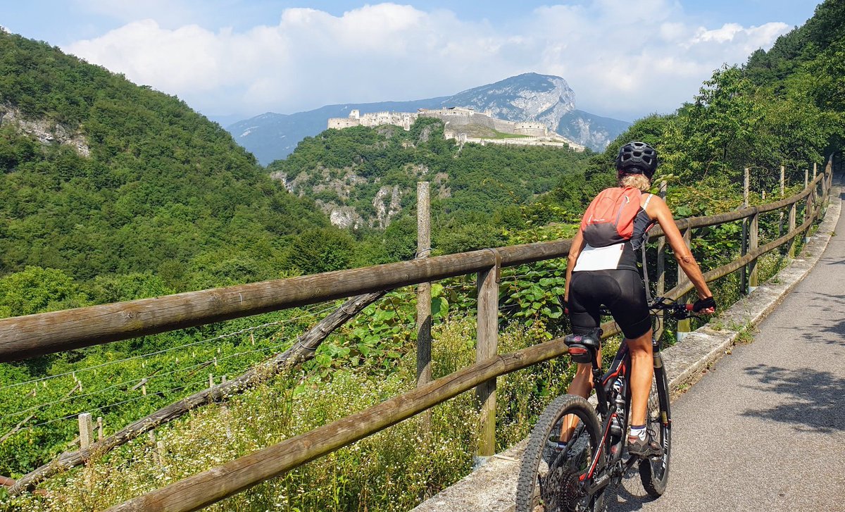 owaka_fr's tweet photo. 😄 Chacun est libre d'organiser son voyage de manière autonome.
👉 https://t.co/srhhhnBKDi
#trentinobiketrail #virusdelaventure #velovert #trimag #outdoor #velotoutterrain #velomagazine #lecycle #roadtrip #vttae #ebike #raidvtt #raidvttae #raidebike
📷: trentinobiketrail https://t.co/izZu5WBT3E
