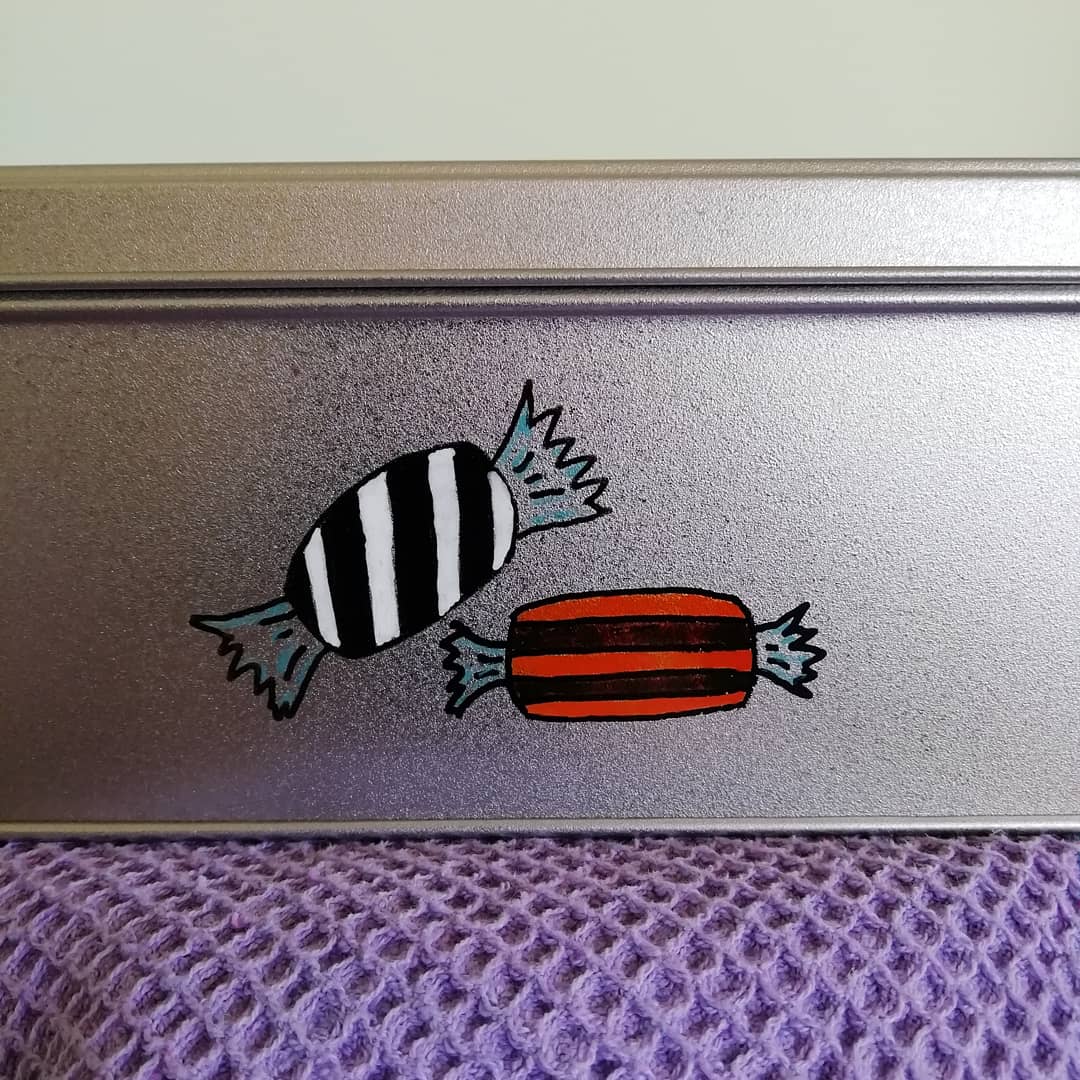 This hand painted #humbug tin is a great #FathersDayGift for that humbug lover or that someone who can be just that little #BahHumbug 🤣..

#fathersdaygifts #handmade #gift #gifts #humbugs #giftshop #giftideas #onlinegifts #uniquegifts #personalisedgifts #shopsmall #shoplocal