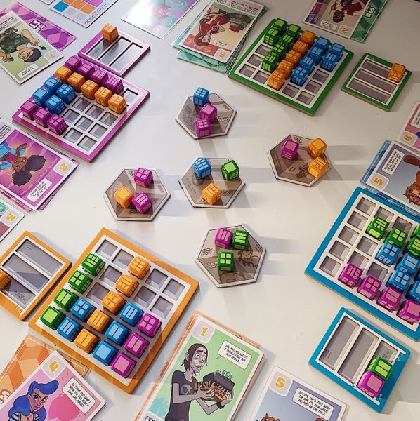 Shelfie Stacker
boardgamegeek.com/boardgame/2814…
『西フランク王国』シリーズのシェム・​フィリップス作品。届いたボードゲームを慎重に棚に並べて、最も輝かしいコレクションの収集を競う。手札からカードを1枚選び、ボードゲームを表すダイスをルールに従って置いていく。