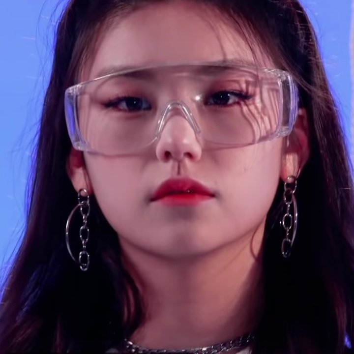 midzymoos's tweet photo. 2019                               2021 https://t.co/Vs5Mi17IyD