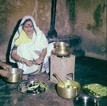 एक पैसे वाला प्रधानमंत्री POK अक्साई चीन तिब्बत सत्ता के लिए लुटा दिया एक गरीब प्रधानमंत्री जिसने लाहौर तक झंडा लहरा दिया,, 

ये उस ईमानदार प्रधानमंत्री श्री लाल बहादुर शास्त्री जी की धर्म पत्नी हैं जिन्होंने अपने पति की फटी हुई धोती को सिलकर प्रधानमंत्री पद की शपथ लेने भेजा था।