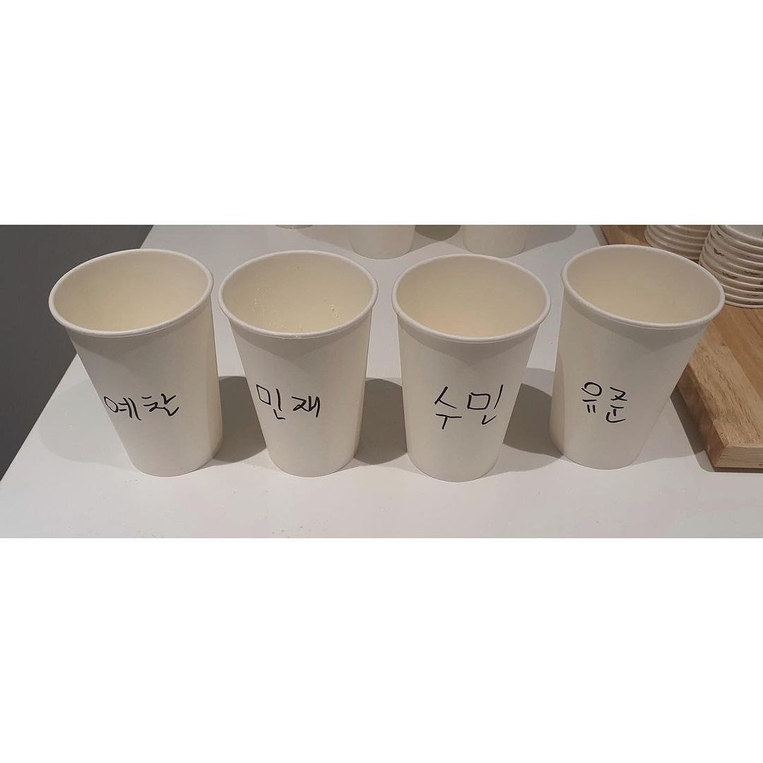 xikerspy's tweet photo. [25|05|2021]
Actualización de kqfellaz_official en Instagram:

[#STAFF_VIEW] Así es como Fellaz usa un vaso de papel✍ 
Cuando no pueden traer el vaso debido a la evaluación mensual🎙Bien hecho🥰

#KQFellaz #KQ https://t.co/jSGfsgRk4N